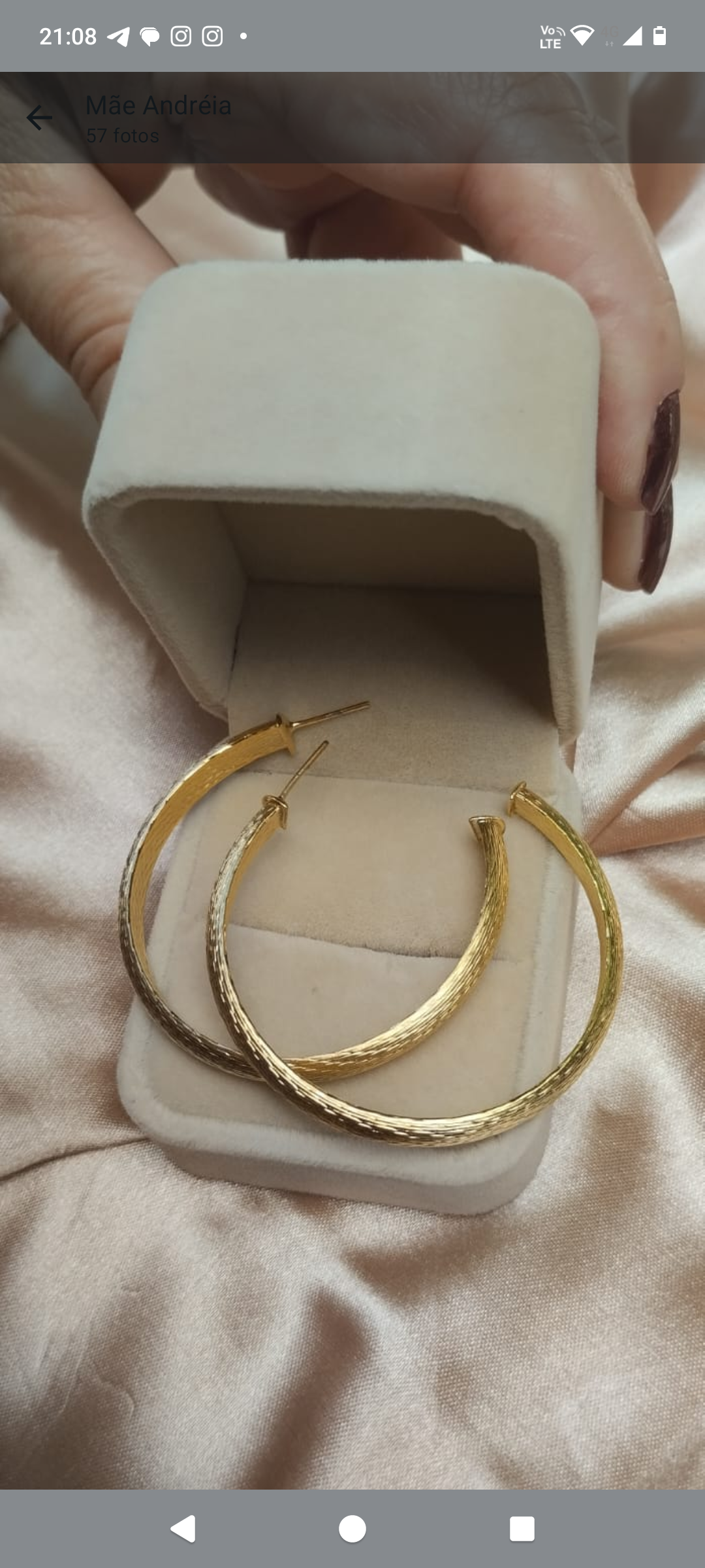 Argola Tubo Gold Brushed quadrada trabalhado.