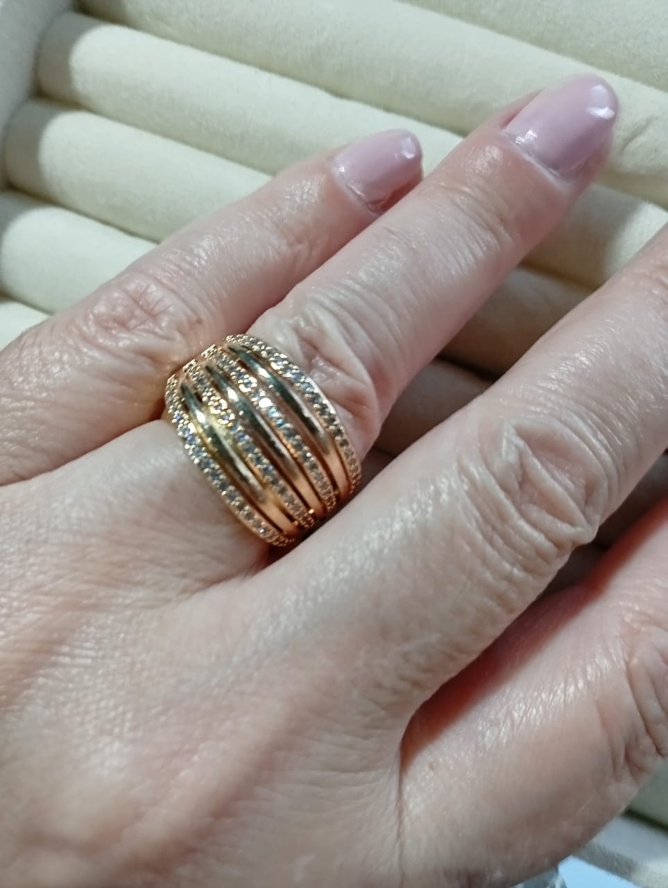 Anel Infinity, sete aros mistos, lisos e cravejados com micro zircônias.