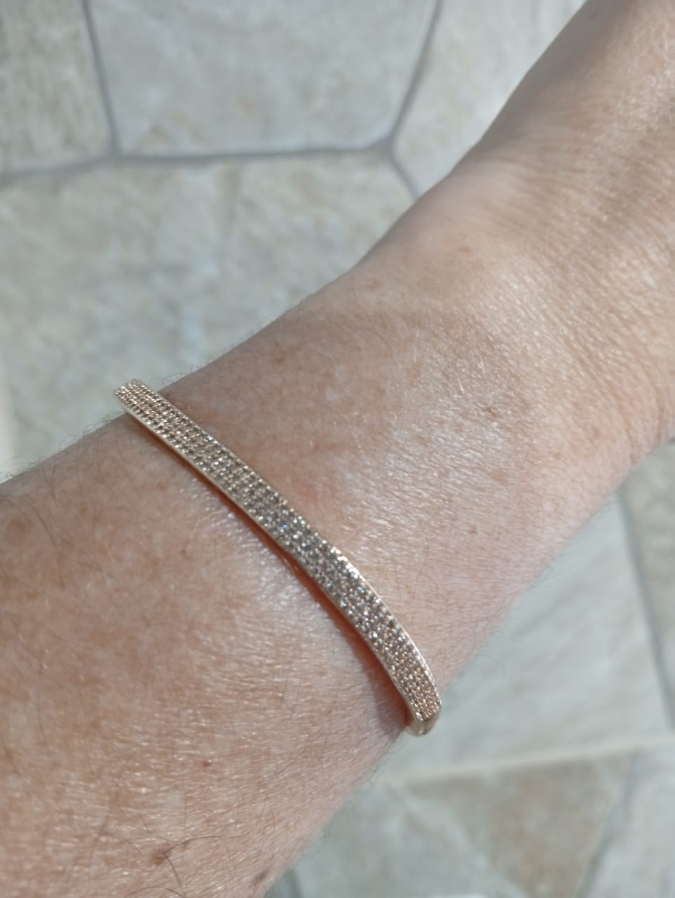 Bracelete Regal Charm, cravejado com micro zircônias.