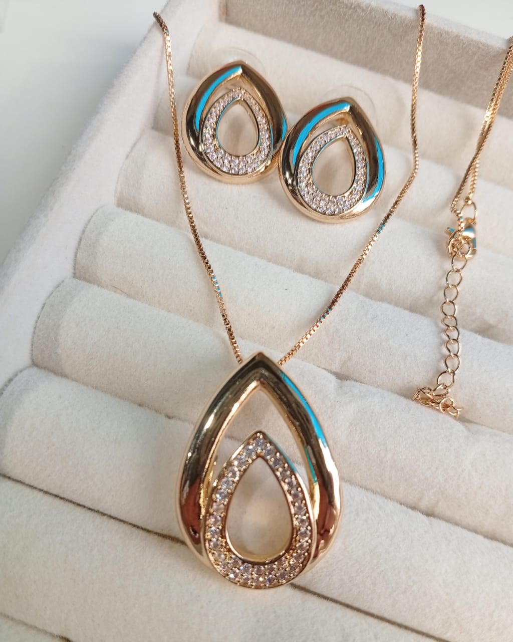 Conjunto Majestic Glow, gota vazada com detalhes cravejados por micro zirconias