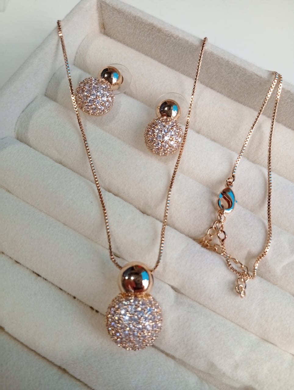 Conjunto Esferas Divine Orbs, lisas e cravejadas por micro zircônias
