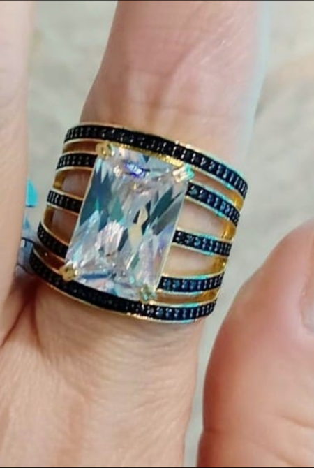 Anel Powerstone, folheado a ouro 18K, com pedra quadrada de zircônia e cravejado com micro zircônias negras. (cópia)